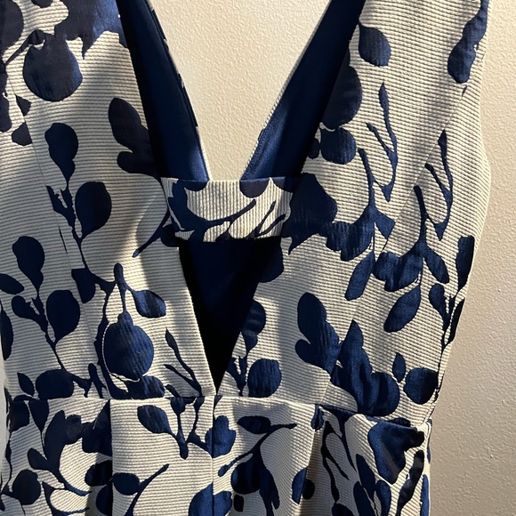 Betsey Johnson Fit & Flare Blue White V Neck Floral Mini Dress With Pockets - Picture 5 of 5